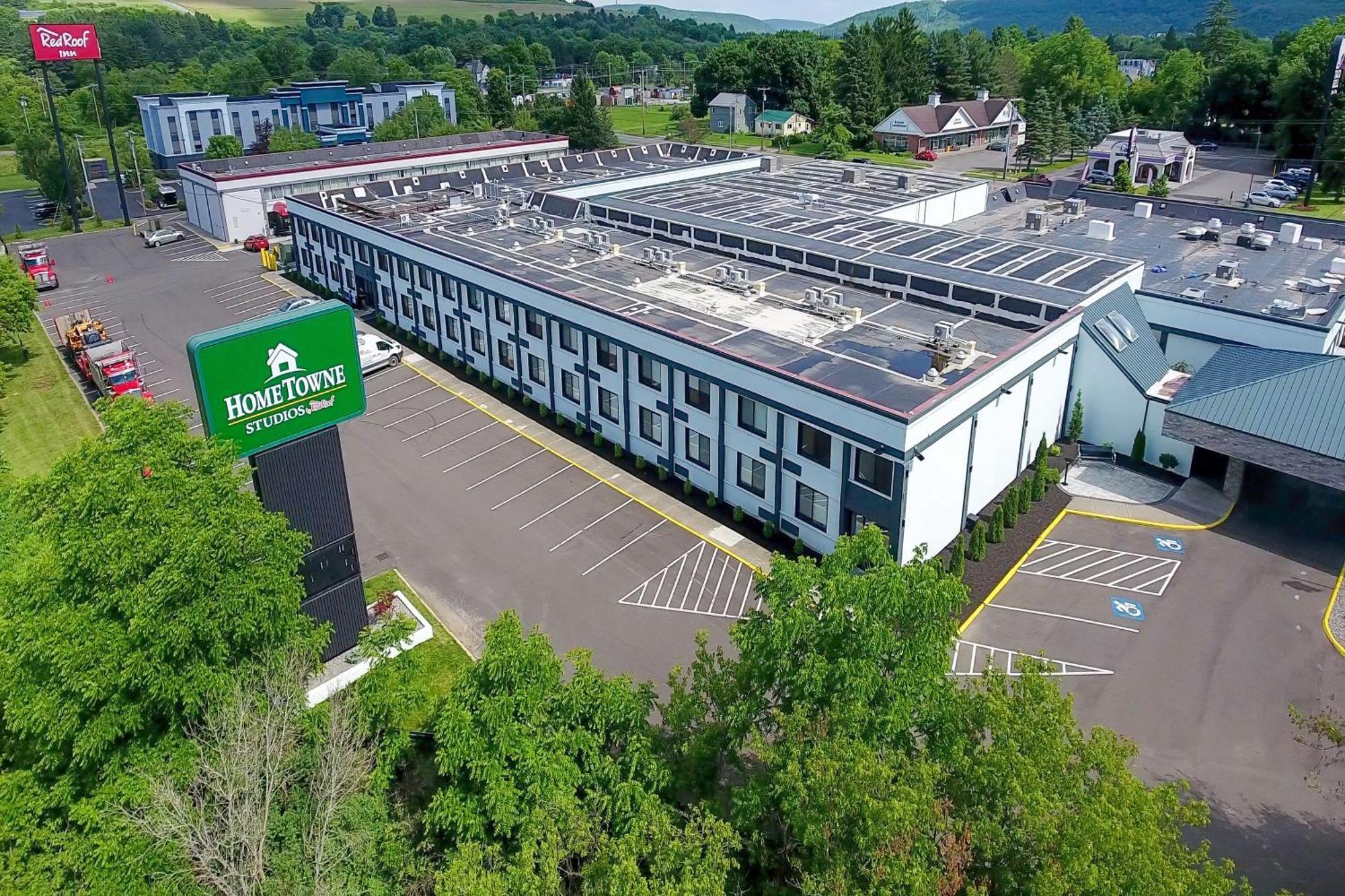 Hometowne Studios By Red Roof & Conference Center Cortland Exteriér fotografie