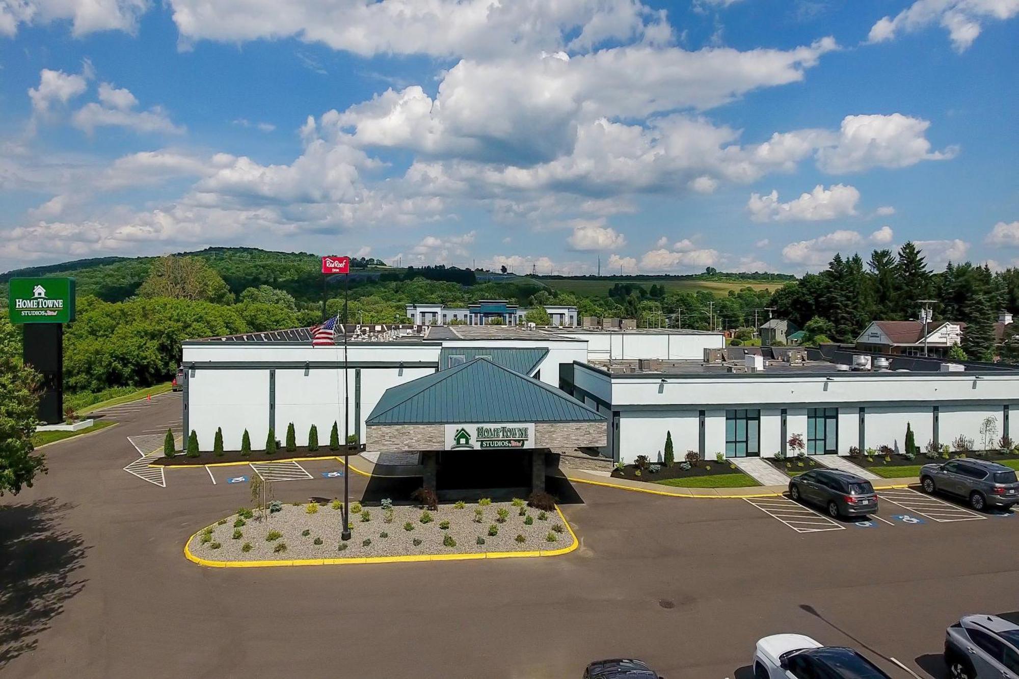Hometowne Studios By Red Roof & Conference Center Cortland Exteriér fotografie