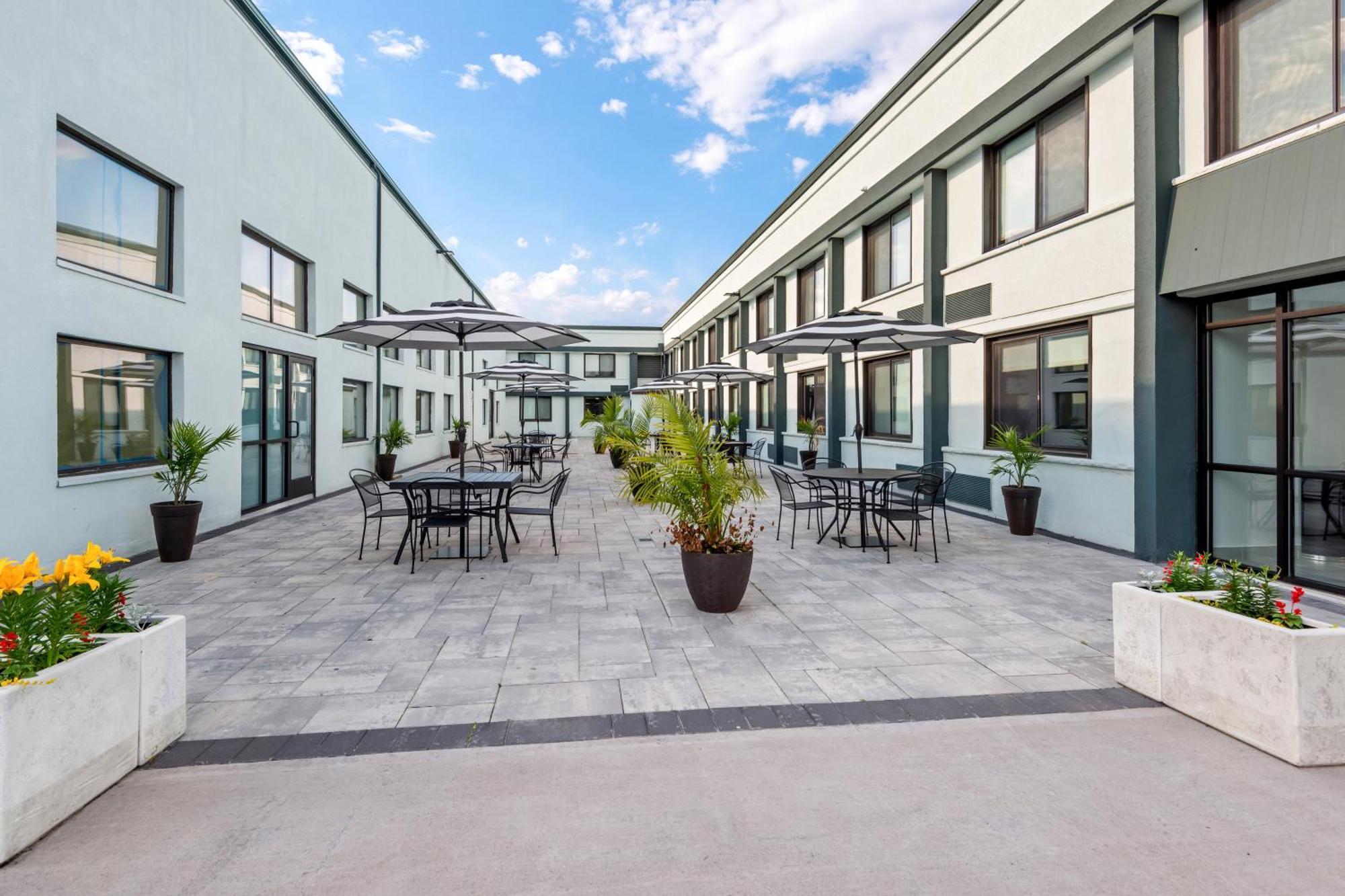 Hometowne Studios By Red Roof & Conference Center Cortland Exteriér fotografie