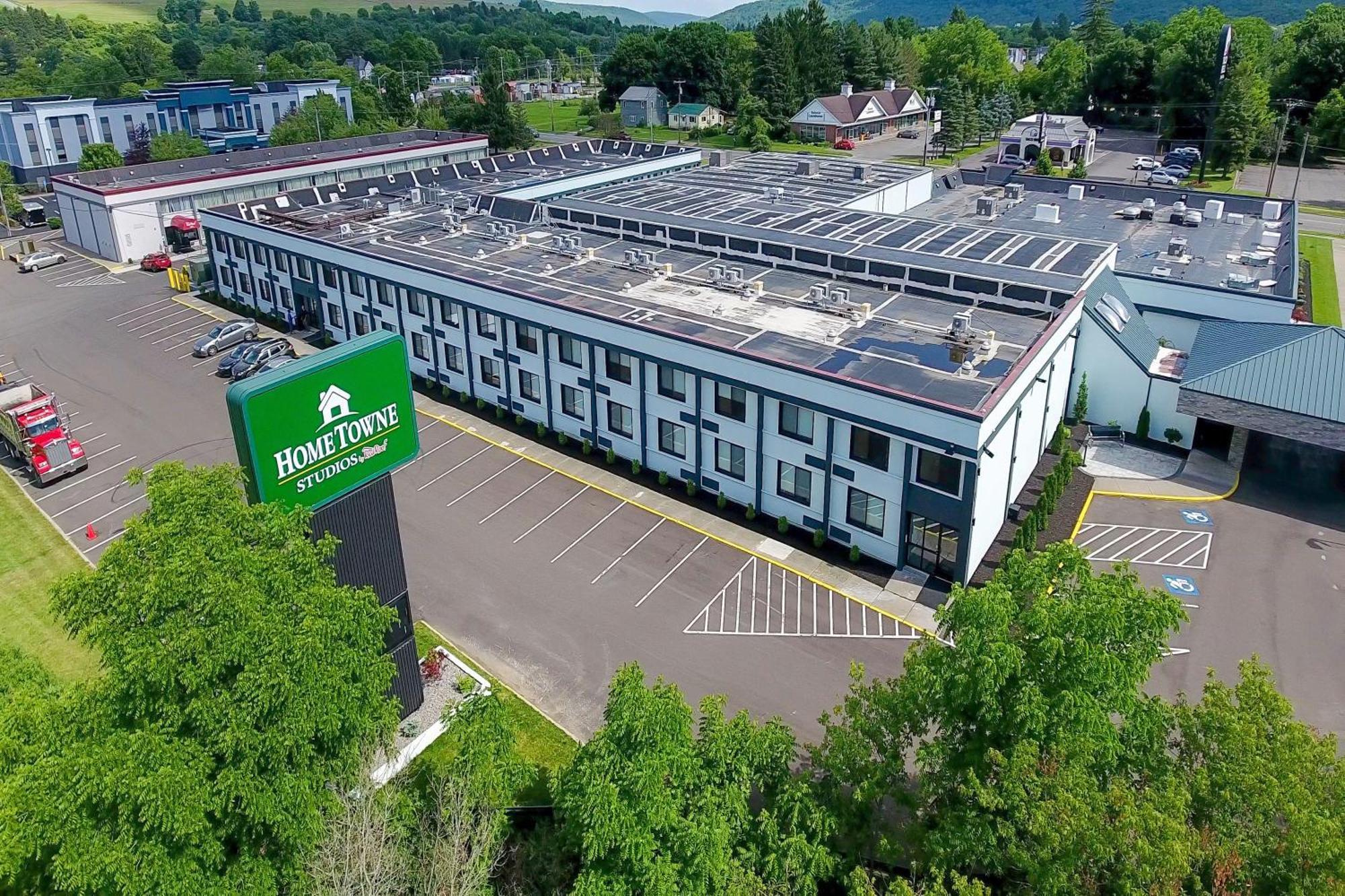 Hometowne Studios By Red Roof & Conference Center Cortland Exteriér fotografie
