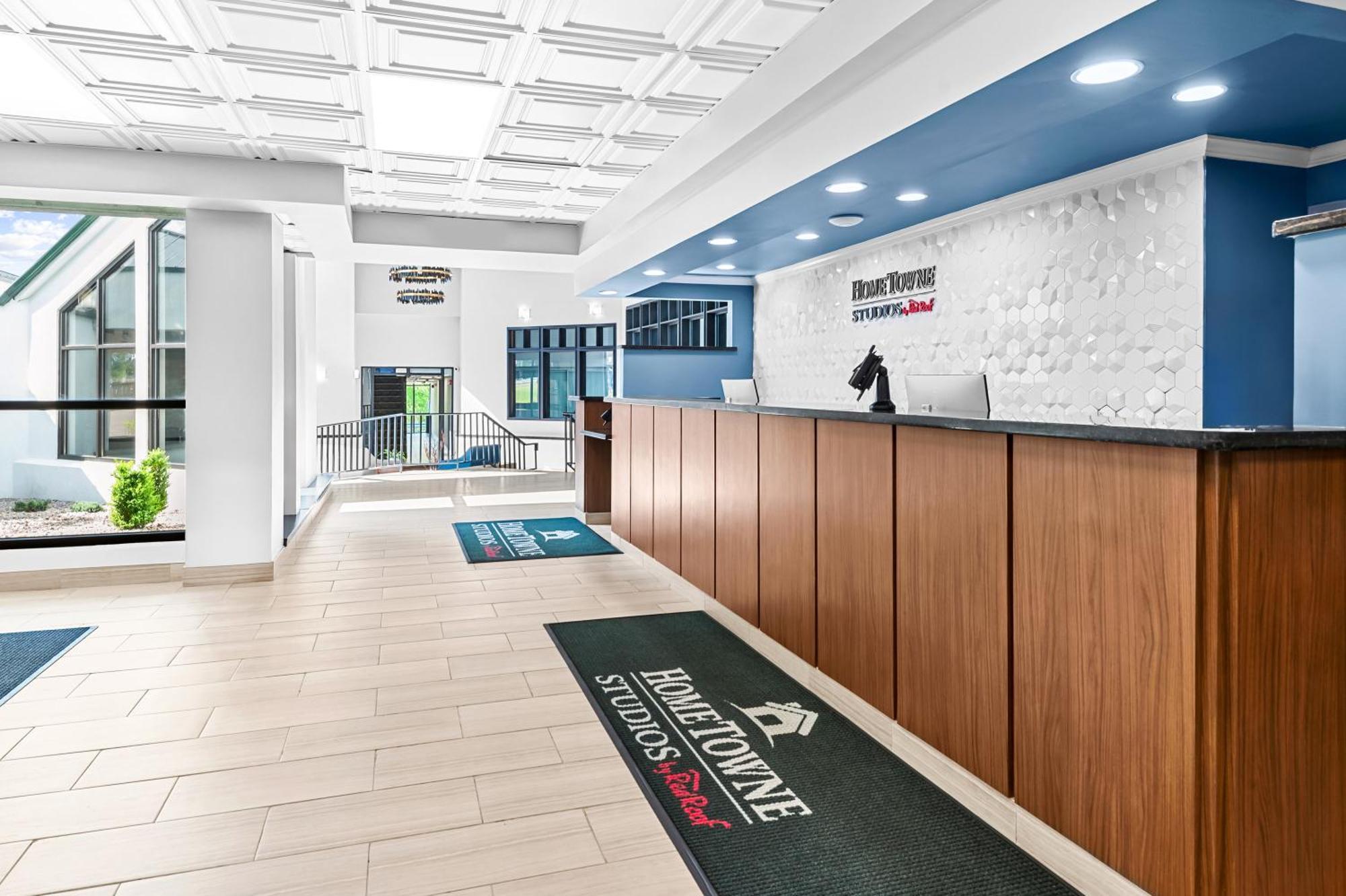 Hometowne Studios By Red Roof & Conference Center Cortland Exteriér fotografie